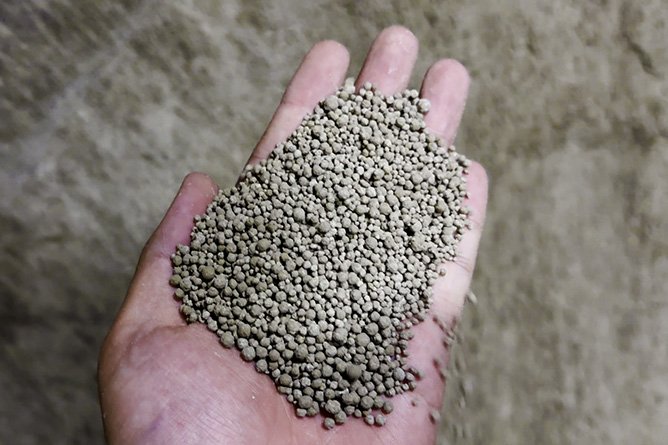 Adakah Pasir Kucing Bentonite Memudaratkan Kucing dan Manusia? Panduan Komprehensif