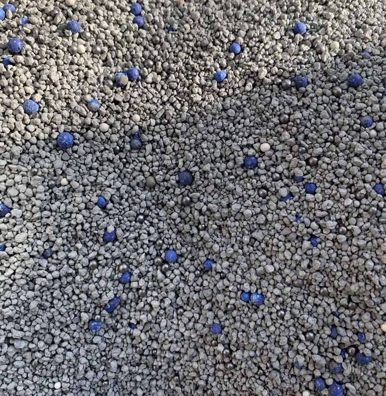 Premium odor-control bentonite cat litter with carbon balls and blue particles