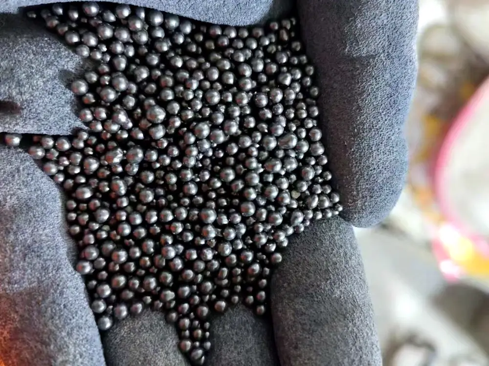 Carbon crystal balls mixed with bentonite cat litter for odor control