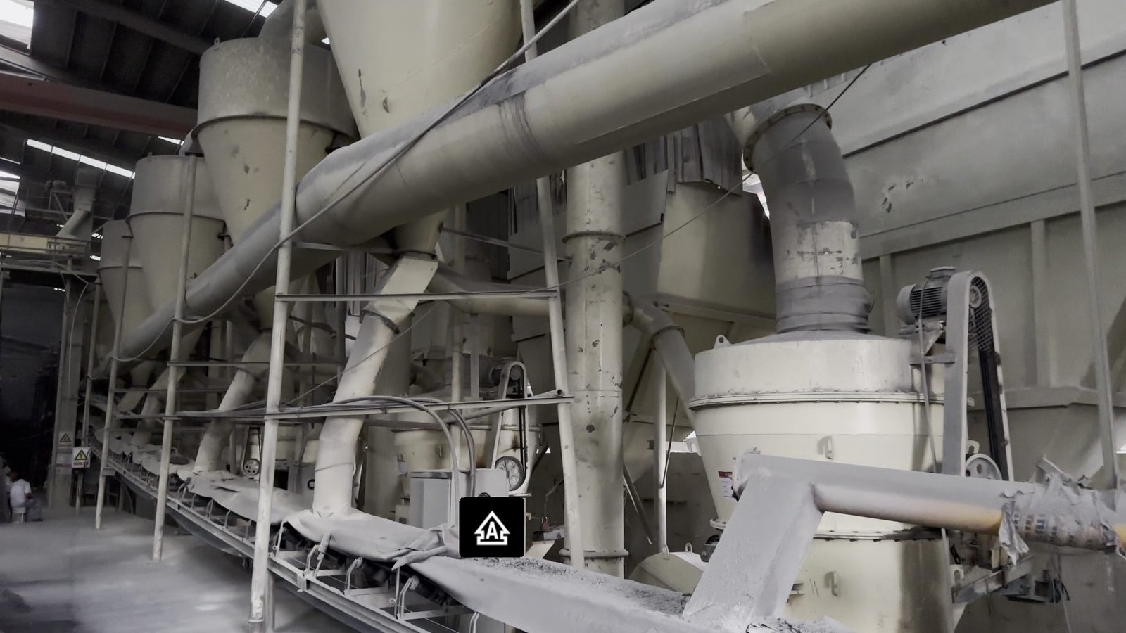 Raymond mill grinding step for bentonite cat litter raw material