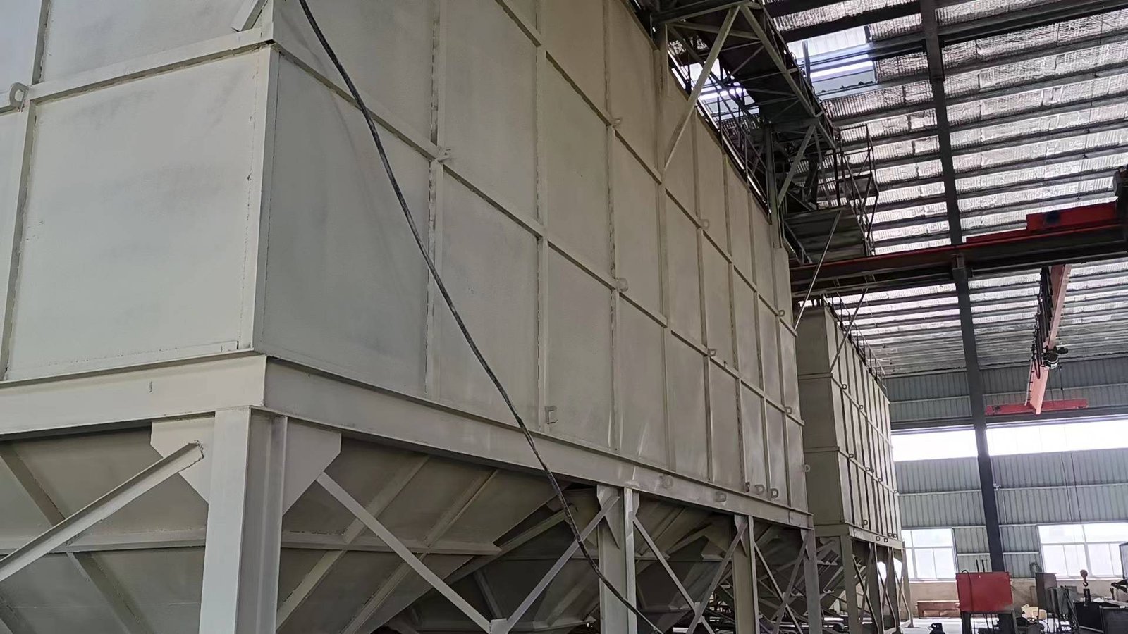 Screening machine separating bentonite cat litter particle sizes